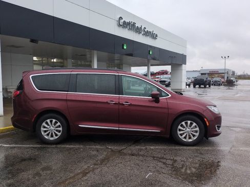 Used 2017 Chrysler Pacifica Touring-L image 5