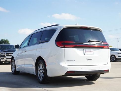 Used 2022 Chrysler Pacifica Touring image 7