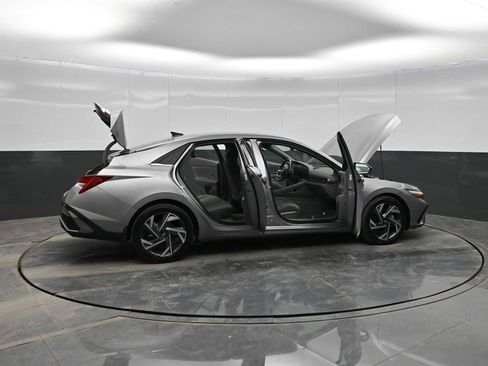 Used 2025 Hyundai Elantra SEL image 41