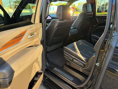 Used 2023 Cadillac Escalade ESV Premium Luxury image 43