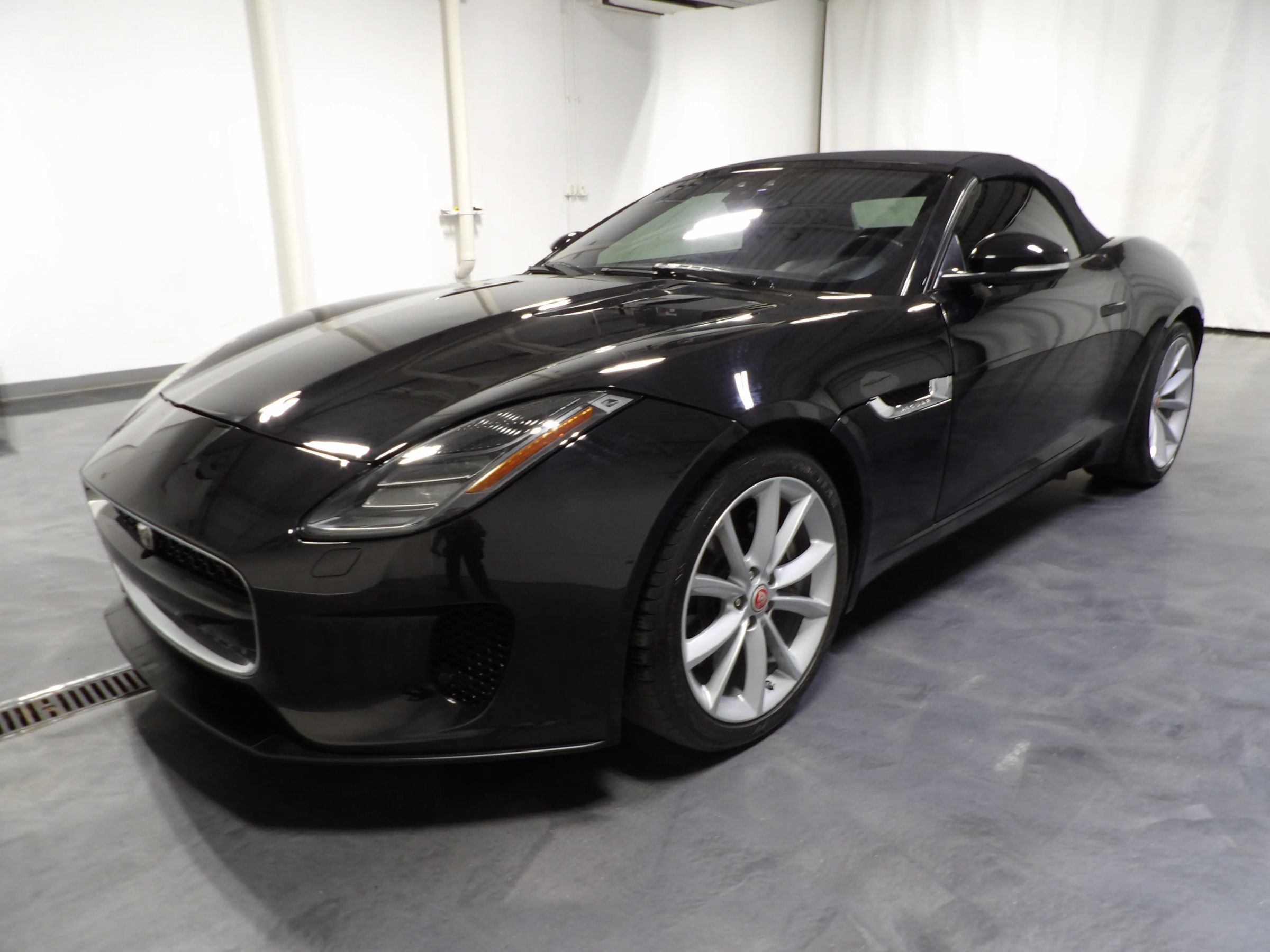Used 2020 Jaguar F-TYPE Convertible RWD image 4