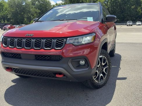 Used 2025 Jeep Compass Trailhawk AWD/4WD image 2