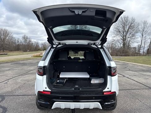 New 2025 Land Rover Discovery Sport Dynamic SE image 9