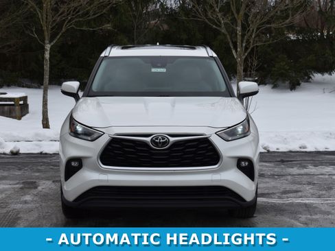 Used 2021 Toyota Highlander XLE image 2