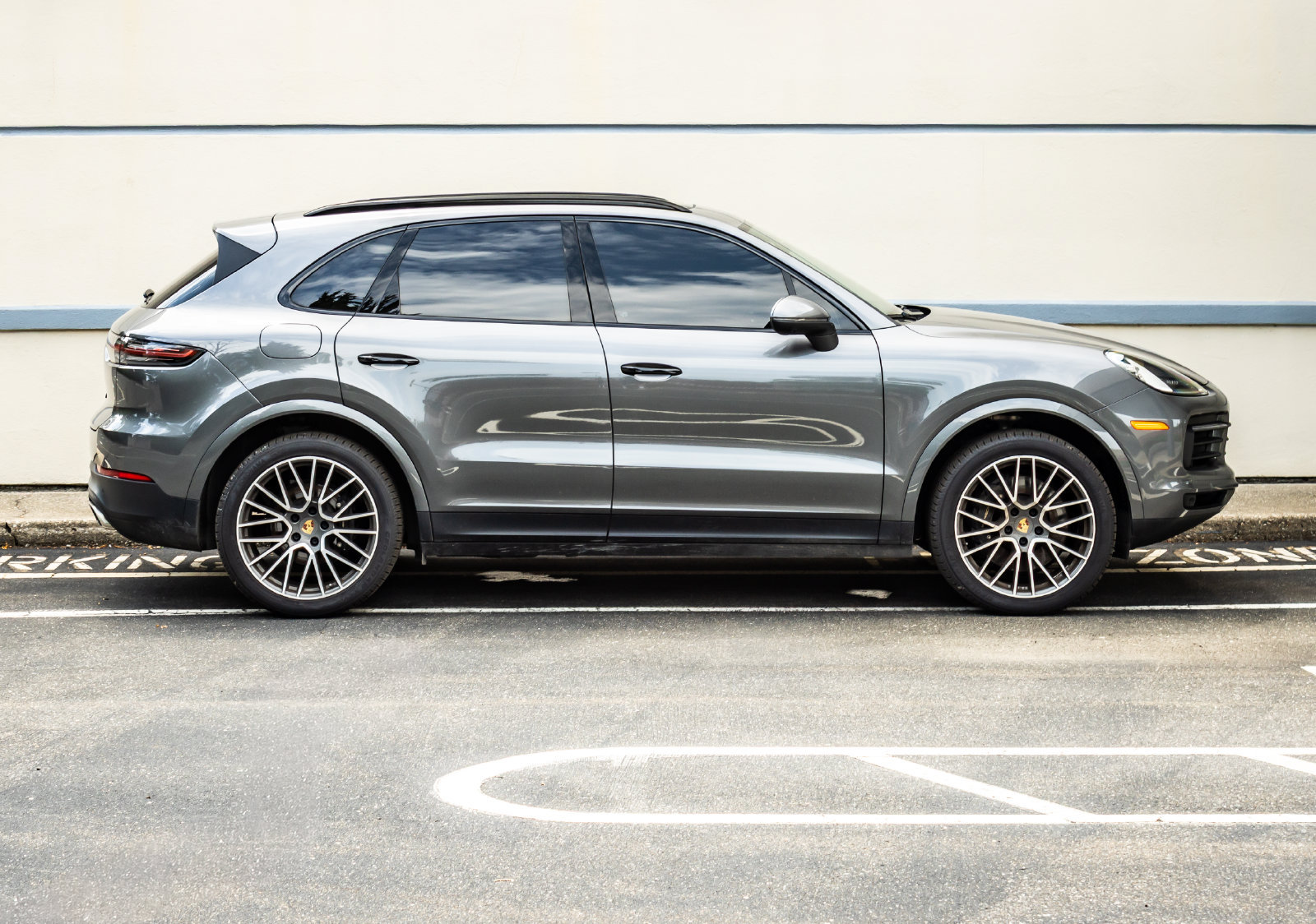 Used 2023 Porsche Cayenne AWD/4WD image 9