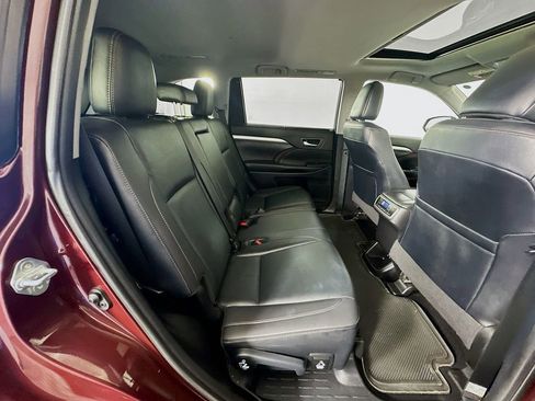 Used 2019 Toyota Highlander XLE image 27