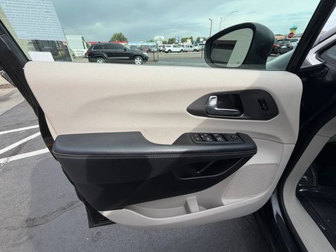 Used 2023 Chrysler Pacifica Touring-L FWD image 11