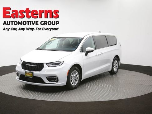 Used 2023 Chrysler Pacifica Touring-L FWD image 55