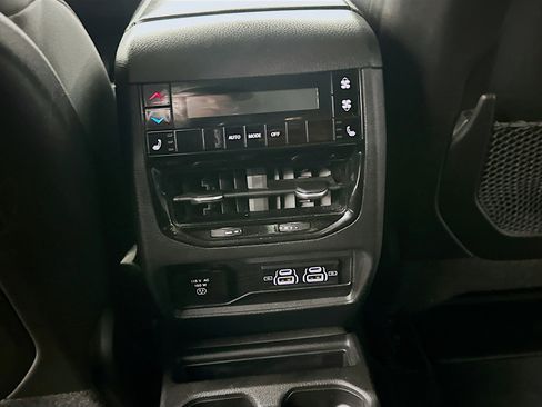 Used 2023 Jeep Grand Cherokee L Limited w/ Luxury Tech Group II image 28