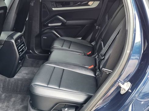 Used 2024 Porsche Cayenne AWD/4WD image 28