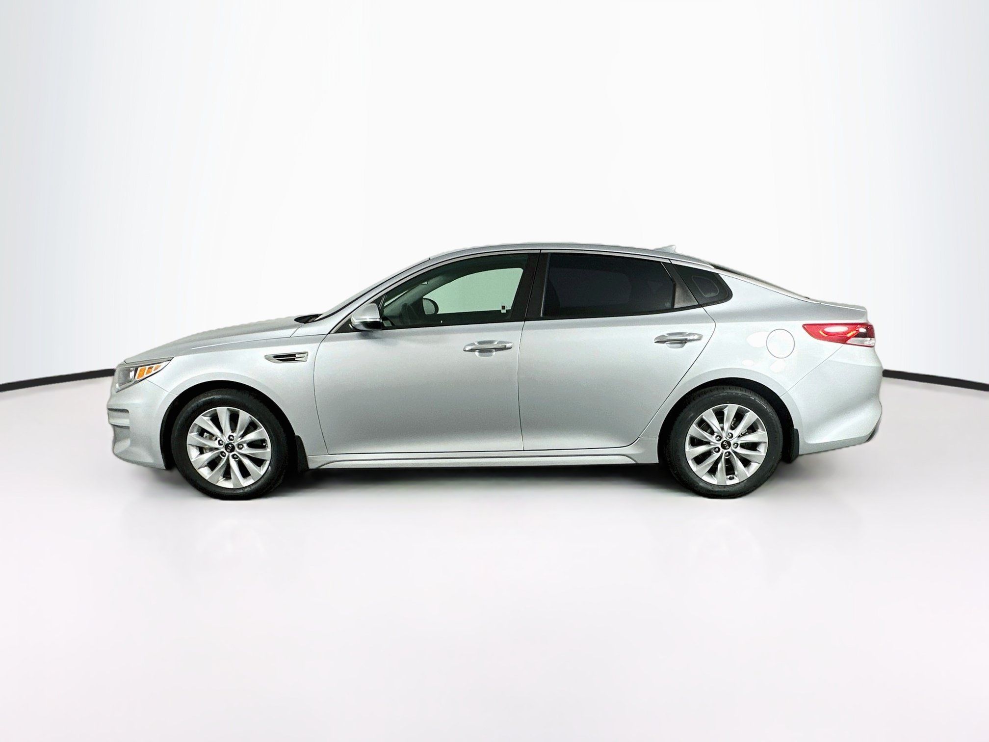 Used 2018 Kia Optima LX w/ 17" Alloy Wheels Package FWD image 4