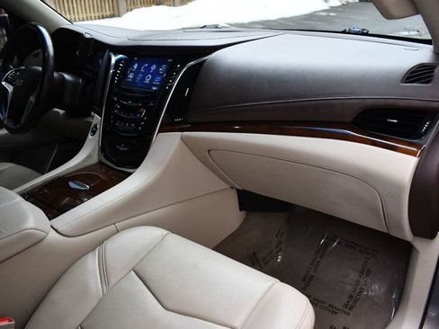 Used 2017 Cadillac Escalade ESV Luxury image 39