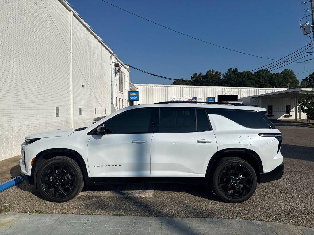 Used 2026 Chevrolet Traverse RS w/ LPO, Floor Liner Package FWD image 3