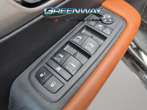 Used 2024 Chrysler Pacifica Pinnacle FWD image 11
