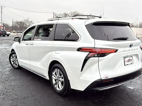 Certified 2024 Toyota Sienna Limited image 5