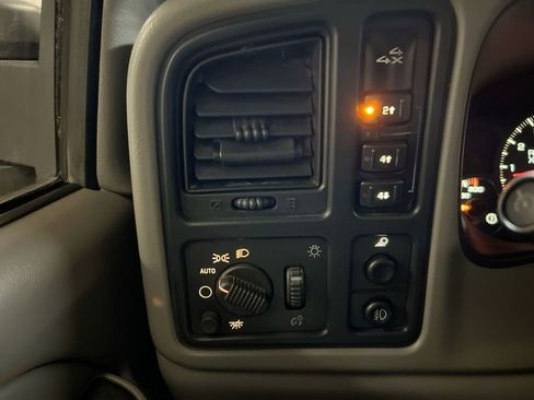 Used 2004 Chevrolet Silverado 2500 LT w/ Heavy-Duty Power Package AWD/4WD image 16