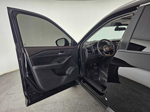 Used 2022 Nissan Rogue SV w/ SV Premium Package image 19