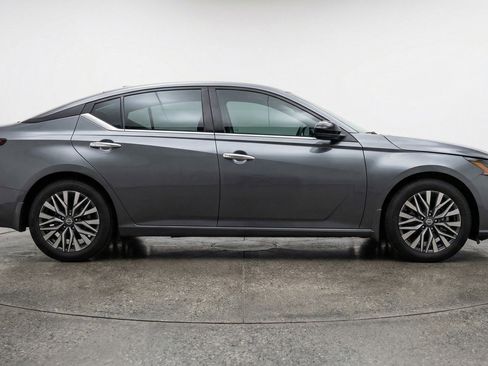 Used 2025 Nissan Altima 2.5 SV image 11