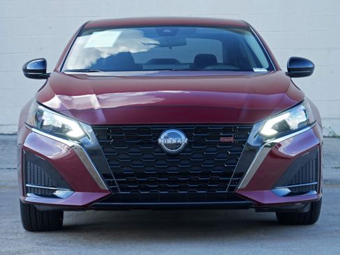 Used 2024 Nissan Altima 2.5 SR w/ SR Premium Package FWD image 6