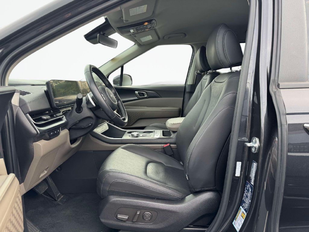 Used 2026 Kia Carnival LXS FWD image 13