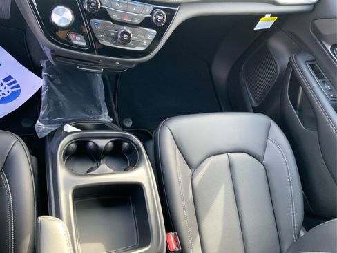 New 2026 Chrysler Pacifica Select image 14