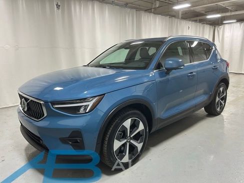 Used 2025 Volvo XC40 B5 Plus AWD/4WD image 1
