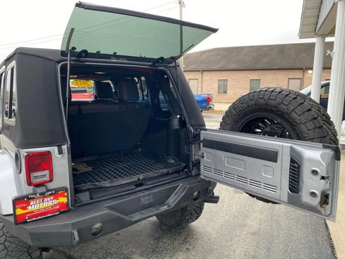 Used 2015 Jeep Wrangler Unlimited Sahara w/ Connectivity Group image 18