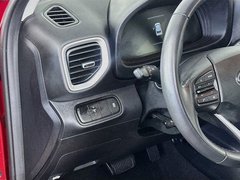 Used 2025 Hyundai Venue SEL FWD image 17