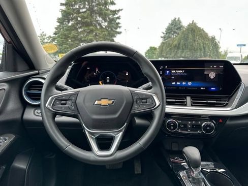 Used 2024 Chevrolet Trax LT w/ Sunroof Package FWD image 15