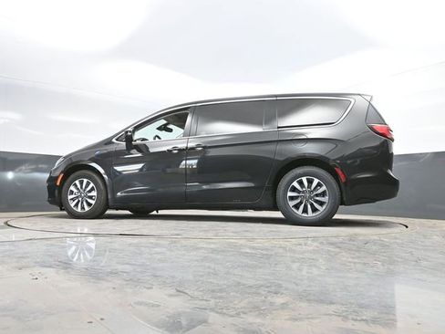 Used 2023 Chrysler Pacifica Touring-L FWD image 47