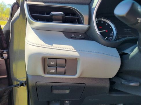 Used 2020 Toyota Highlander XLE image 12