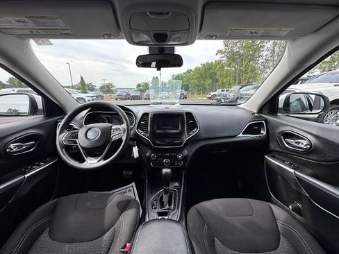 Used 2019 Jeep Cherokee Latitude w/ Popular Appearance Group FWD image 2