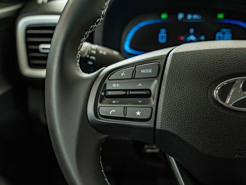 Used 2025 Hyundai Venue Limited FWD image 18