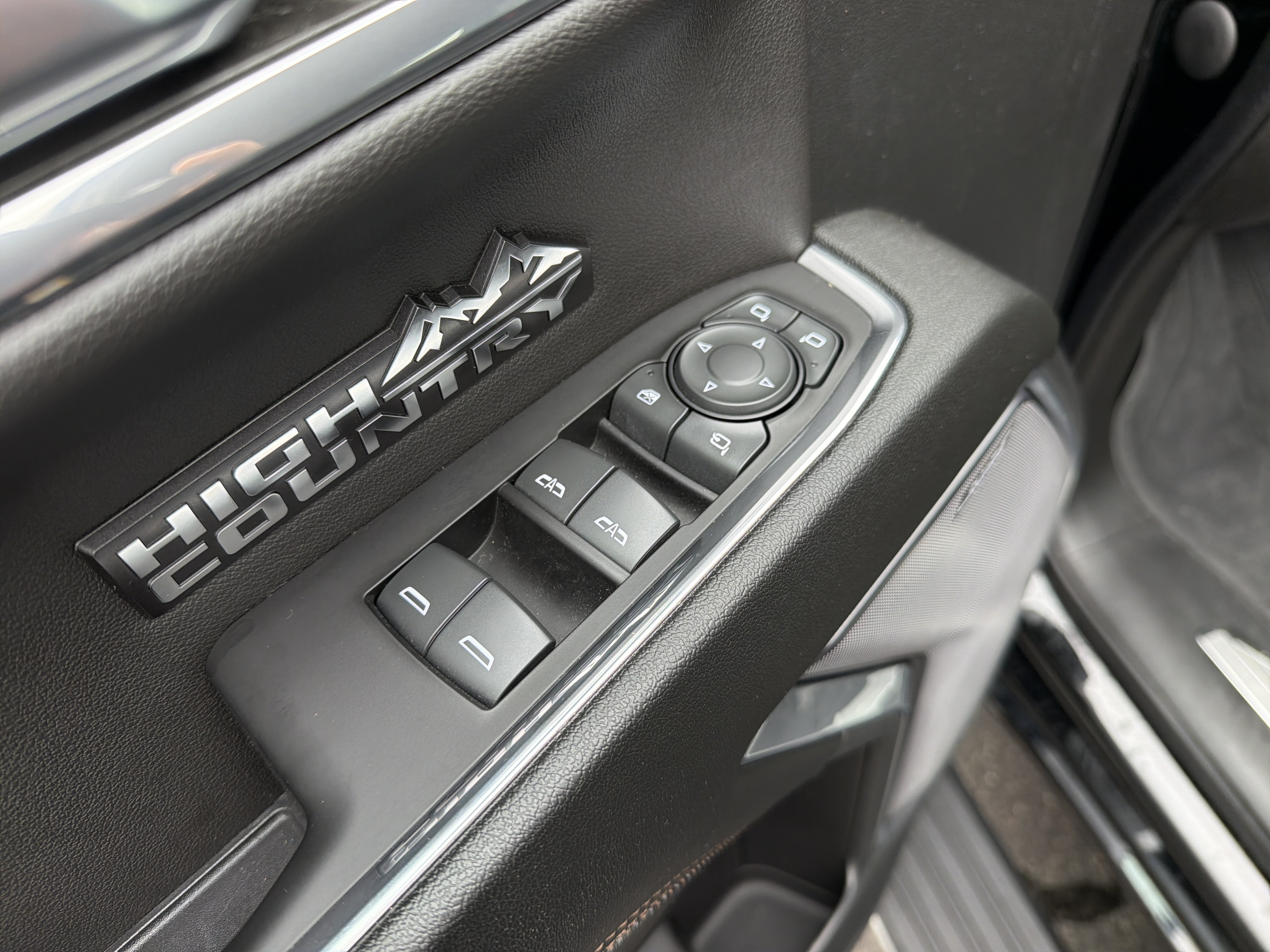 Used 2023 Chevrolet Silverado 1500 High Country w/ Technology Package AWD/4WD image 15