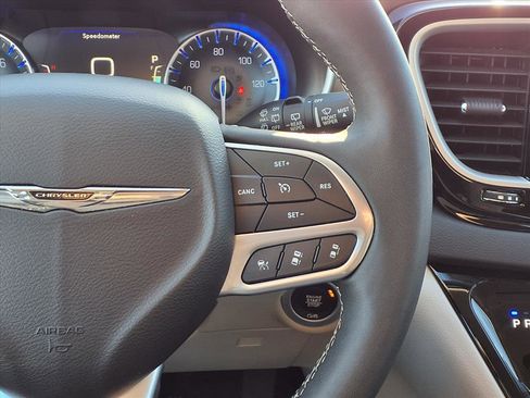 Used 2024 Chrysler Pacifica Touring-L image 19