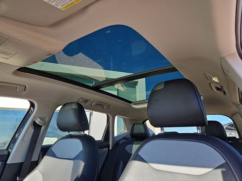 Certified 2022 Volkswagen Taos SEL w/ Panoramic Sunroof Package image 11