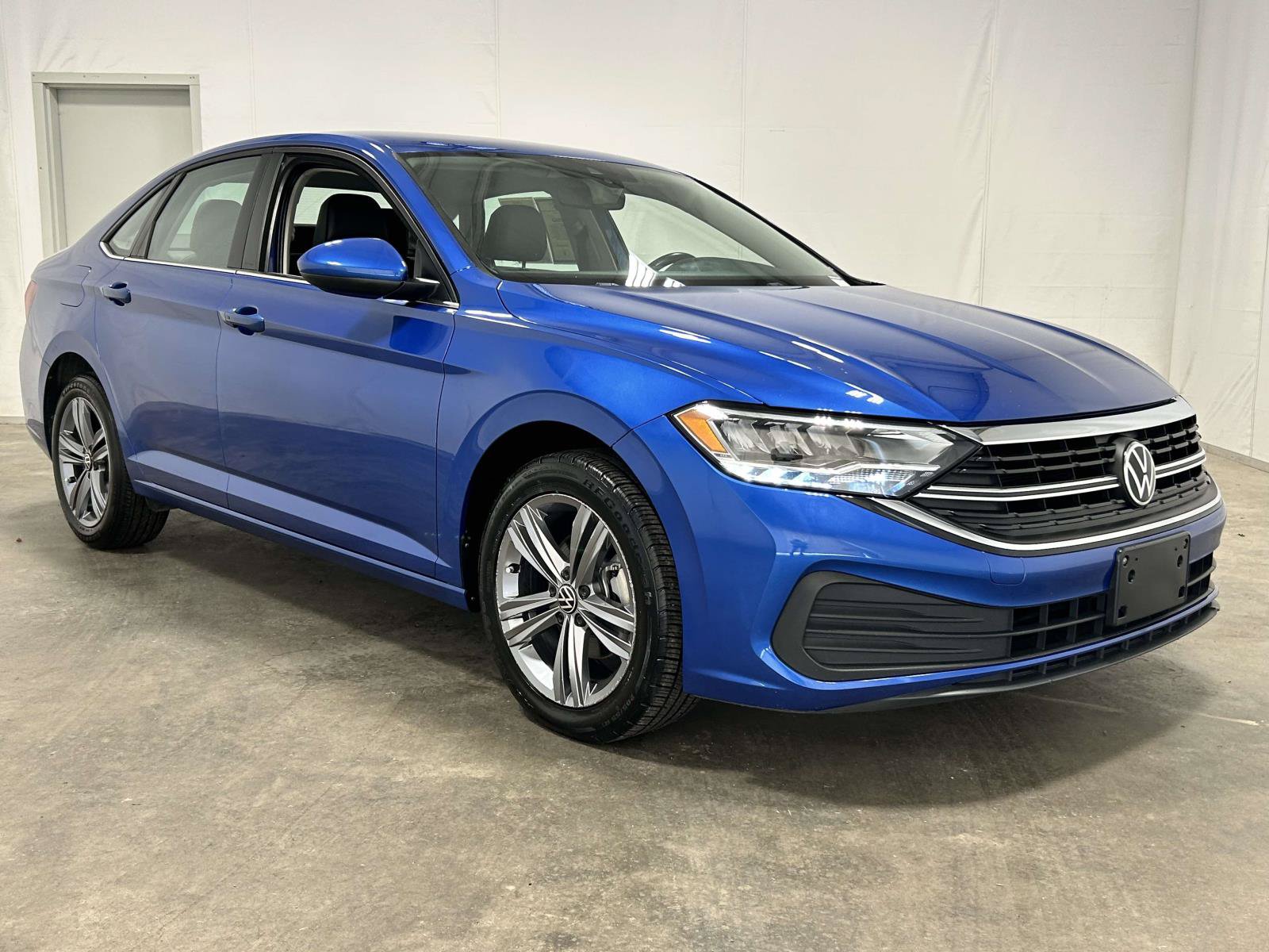 Used 2024 Volkswagen Jetta SE FWD image 1