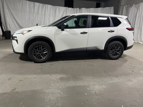 Used 2024 Nissan Rogue S FWD image 4