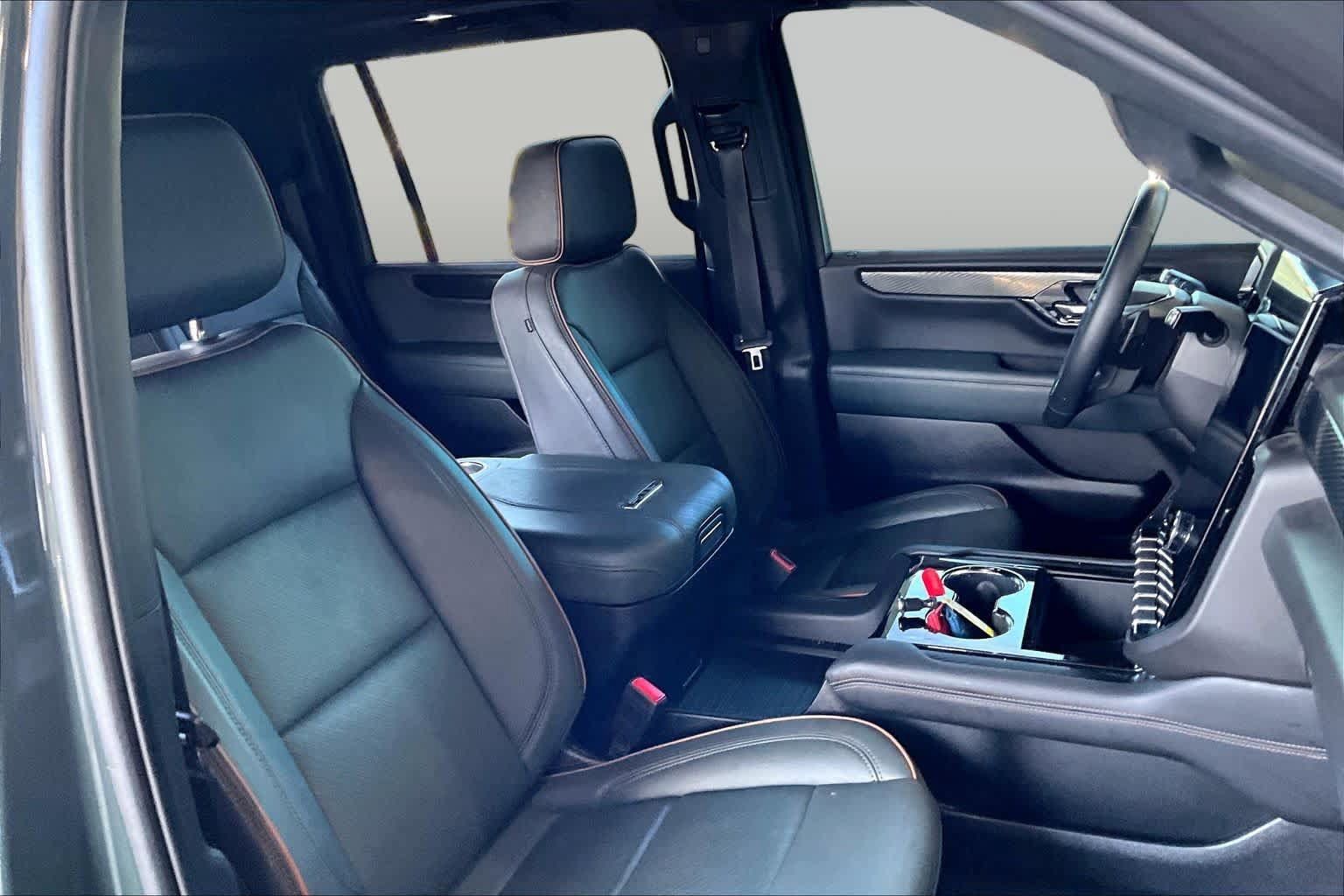 Used 2025 GMC Yukon XL AT4 w/ AT4 Premium Package AWD/4WD image 9