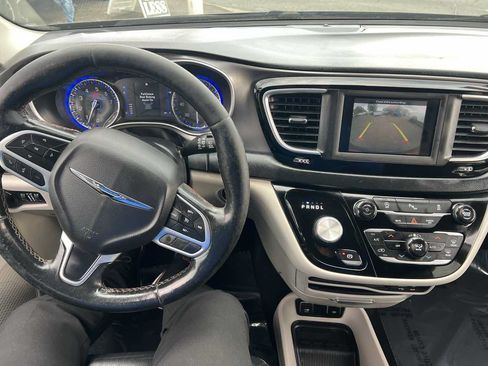 Used 2020 Chrysler Pacifica Touring-L FWD image 12