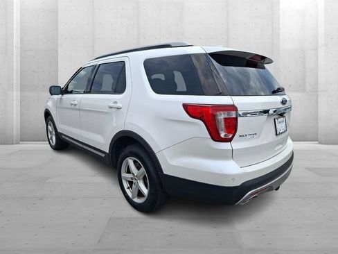 Used 2017 Ford Explorer XLT w/ Equipment Group 202A AWD/4WD image 4