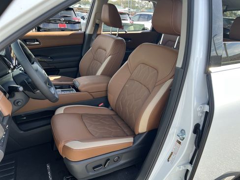 New 2026 Nissan Pathfinder Platinum FWD image 19
