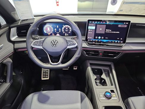 New 2026 Volkswagen Tiguan SE R-Line FWD image 15