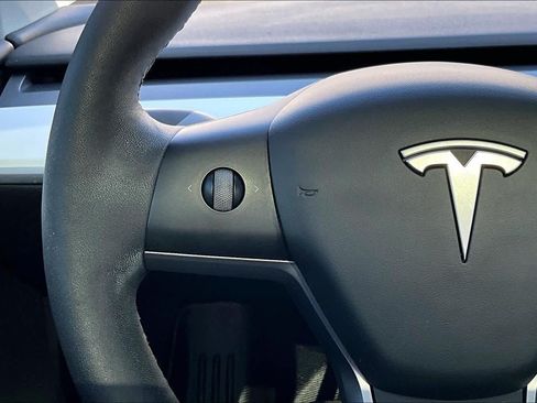 Used 2024 Tesla Model Y 2WD image 22