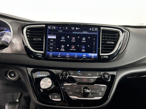 Used 2025 Chrysler Pacifica Select FWD image 21