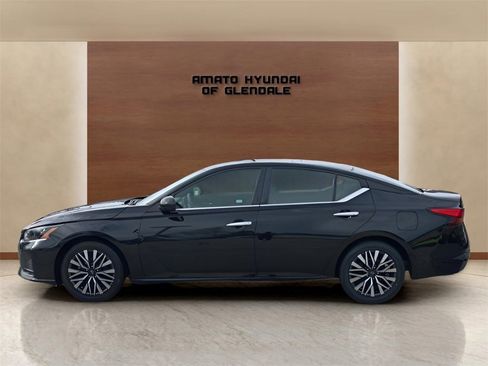 Used 2024 Nissan Altima 2.5 SV image 3