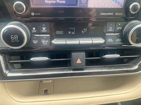 Used 2020 Toyota Highlander XLE AWD/4WD image 12