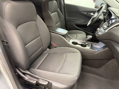 Used 2025 Chevrolet Malibu RS FWD image 17