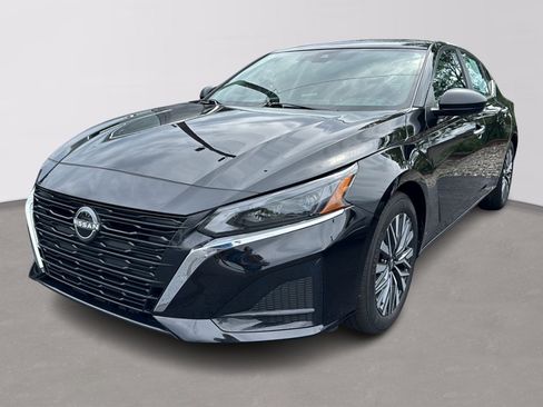 Used 2025 Nissan Altima 2.5 SV FWD image 1