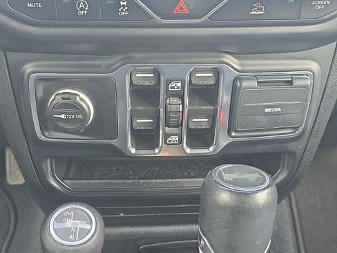 Used 2023 Jeep Wrangler Unlimited Sahara AWD/4WD image 23